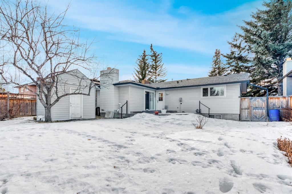 16 Thornwood Close NW, Calgary — photo 5 of 38