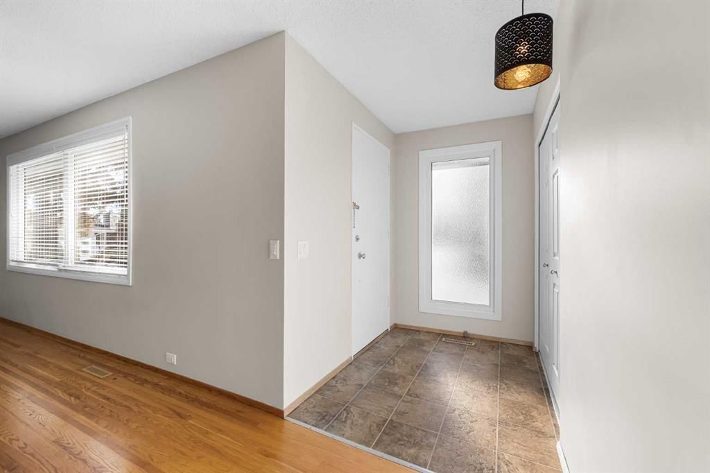 5116 Valiant Place NW, Calgary — photo 4 of 32