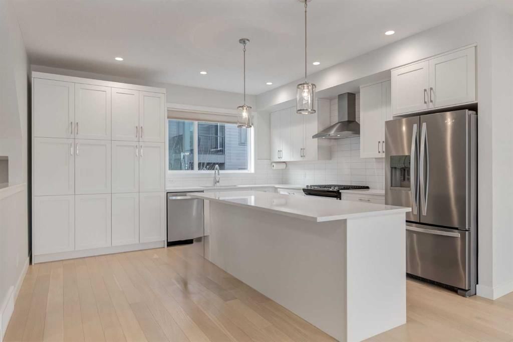 819 Shawnee Terrace SW, Calgary — main listing photo