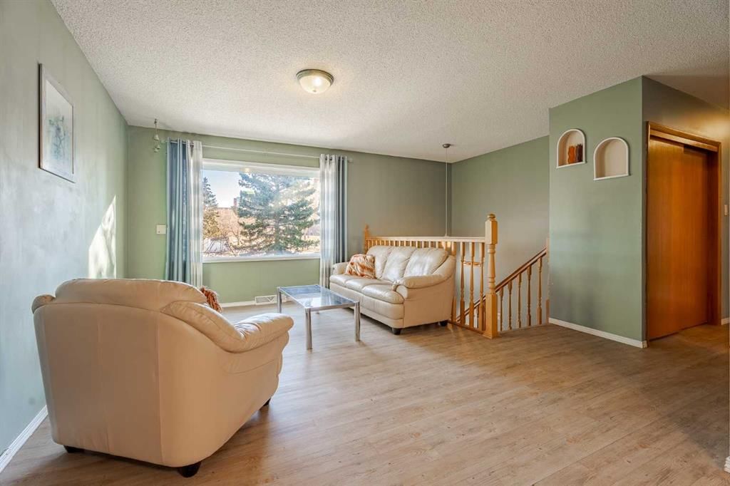 3152 Blakiston Drive NW, Calgary — photo 3 of 31