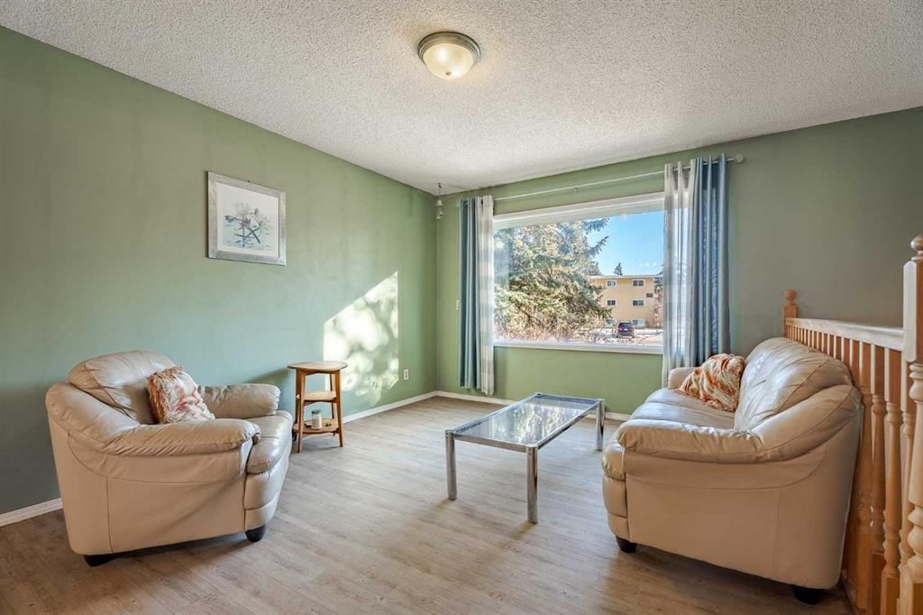 3152 Blakiston Drive NW, Calgary — photo 4 of 31