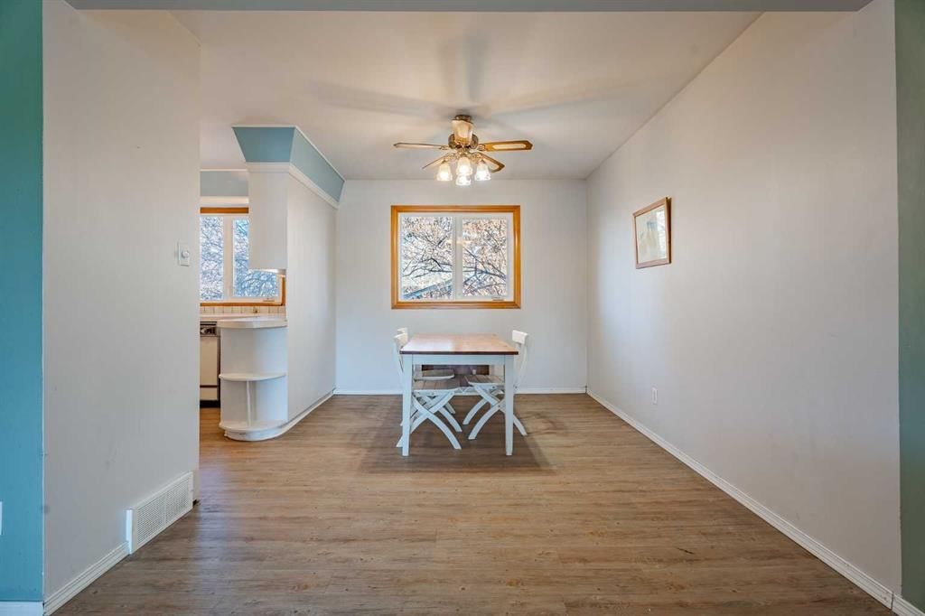 3152 Blakiston Drive NW, Calgary — photo 5 of 31