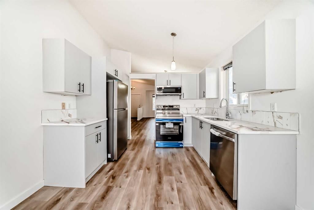 16218 Shawbrooke Road SW, Calgary — photo 4 of 50