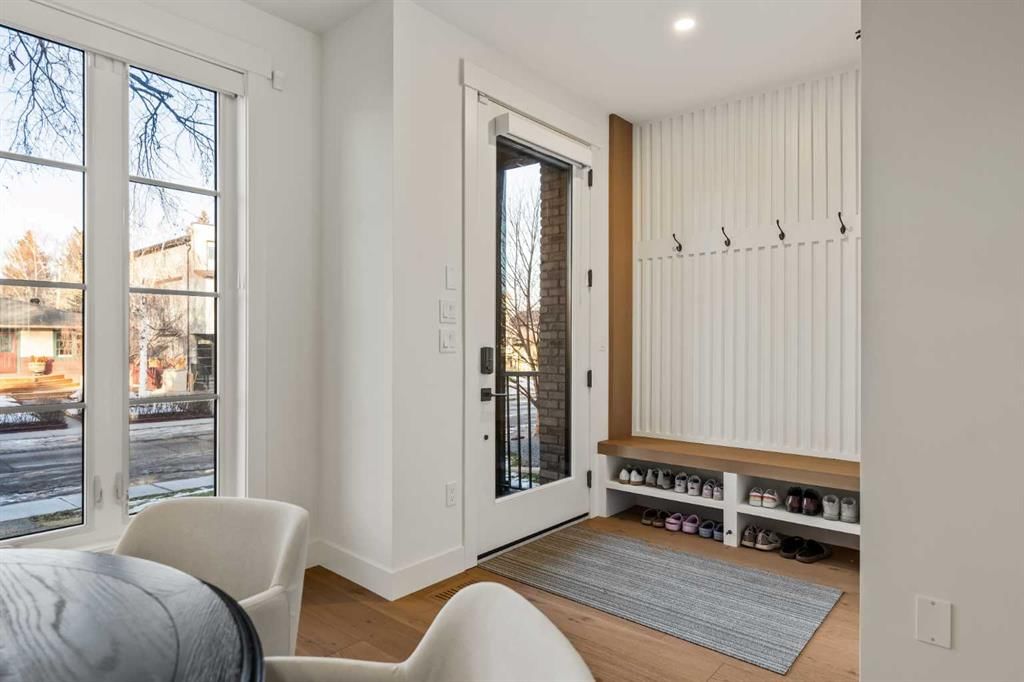 2041 47 Avenue SW, Calgary — photo 3 of 50