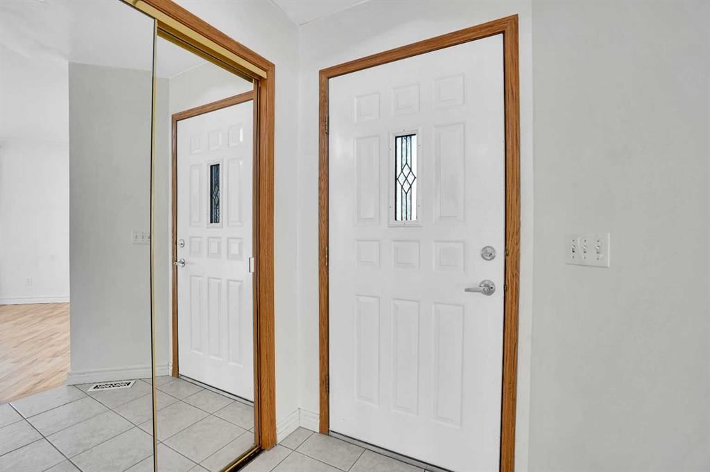 46 Somerset Close SW, Calgary — photo 2 of 42