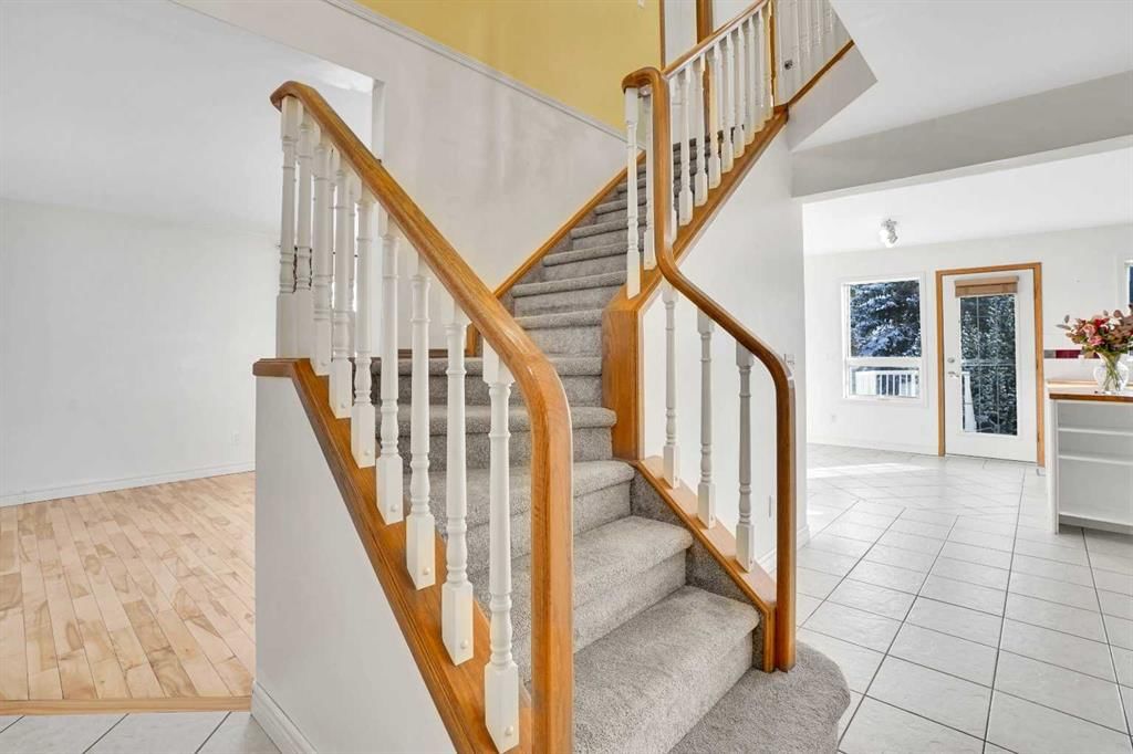 46 Somerset Close SW, Calgary — photo 3 of 42