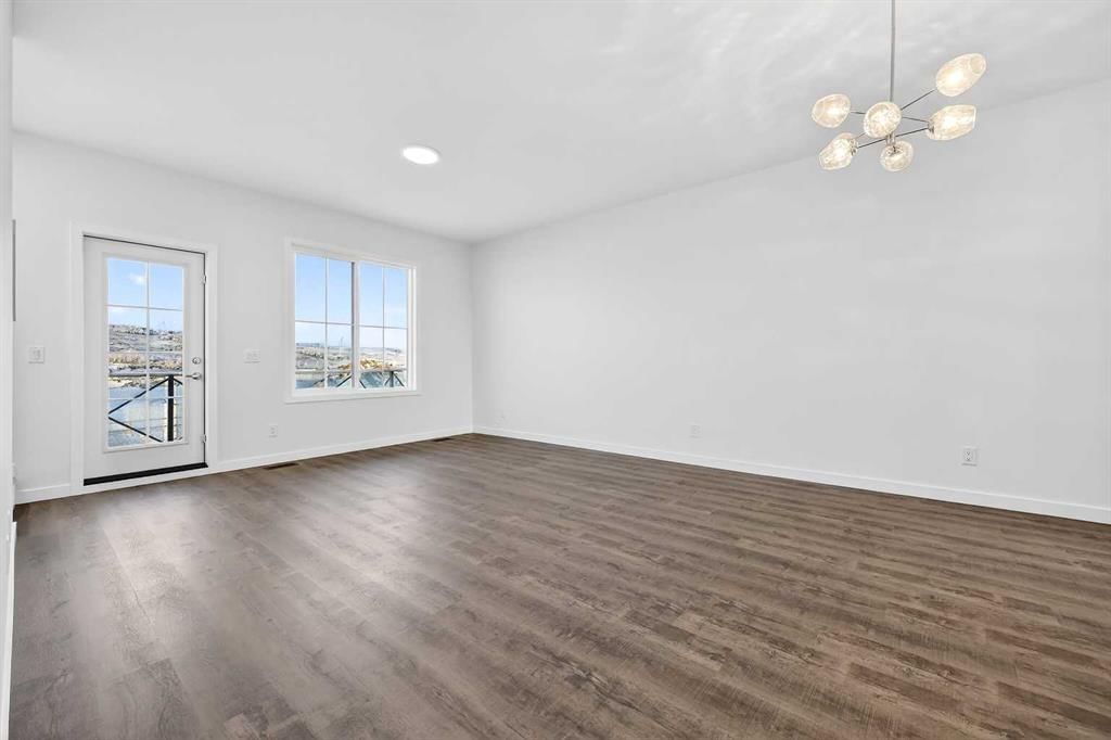 92 Creekside Drive SW, Calgary — photo 2 of 37