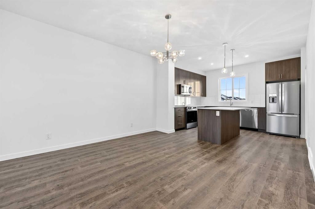 92 Creekside Drive SW, Calgary — photo 3 of 37