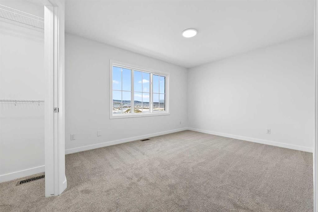 92 Creekside Drive SW, Calgary — photo 4 of 37