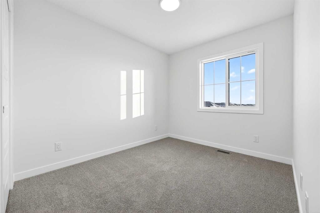 92 Creekside Drive SW, Calgary — photo 5 of 37