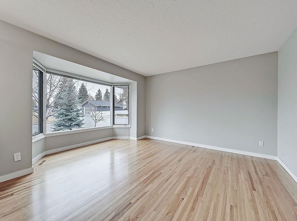 56 Glenpatrick Drive SW, Calgary — photo 3 of 24