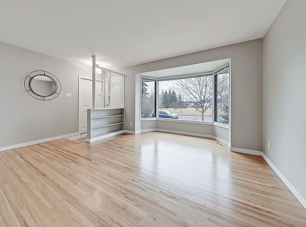 56 Glenpatrick Drive SW, Calgary — photo 4 of 24