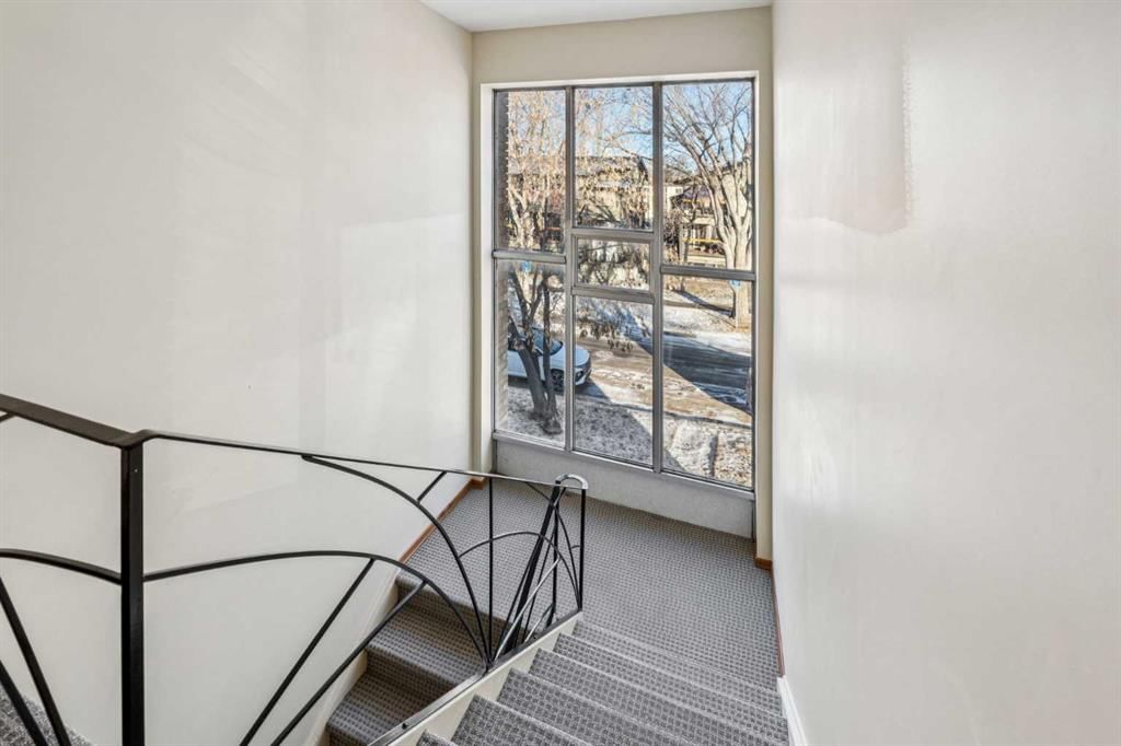 111 27 Avenue NW, Calgary — photo 3 of 44
