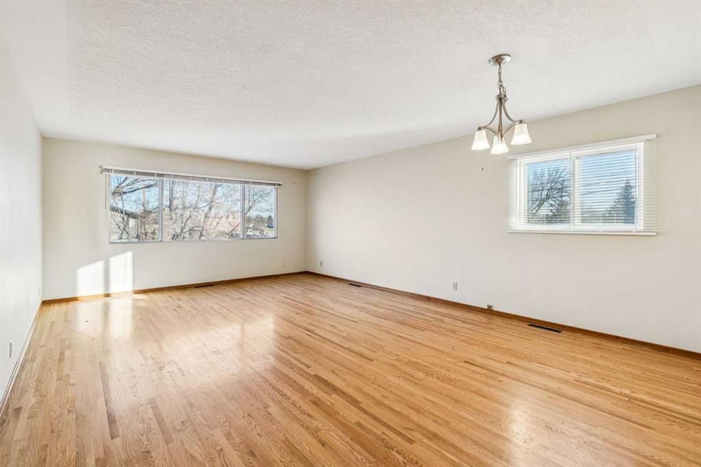 111 27 Avenue NW, Calgary — photo 4 of 44