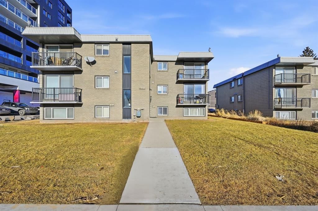 2, 2906 17 Avenue SW, Calgary — photo 3 of 28