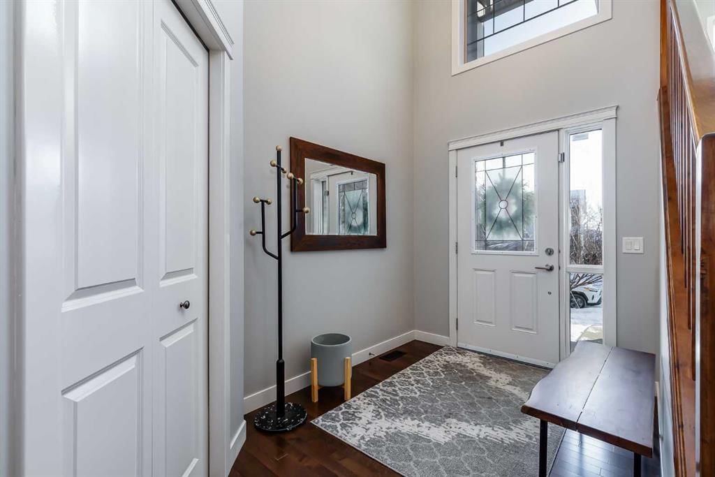 31 St Moritz Terrace SW, Calgary — photo 2 of 46