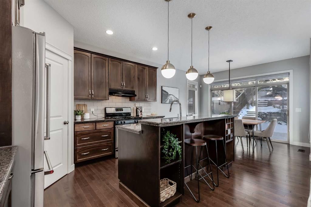 31 St Moritz Terrace SW, Calgary — photo 3 of 46