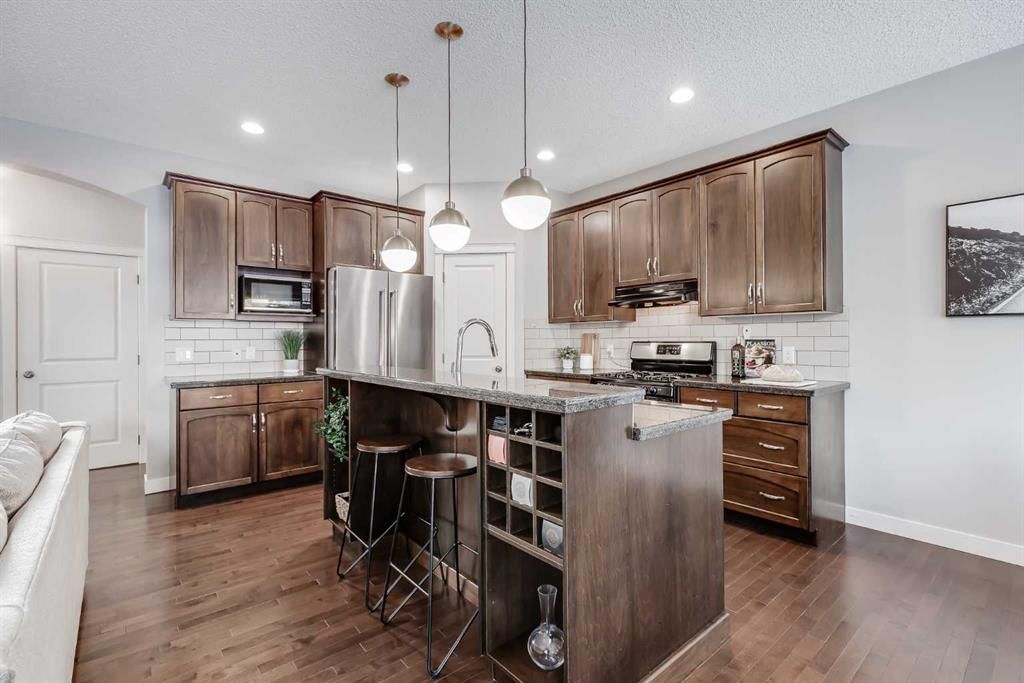 31 St Moritz Terrace SW, Calgary — photo 4 of 46
