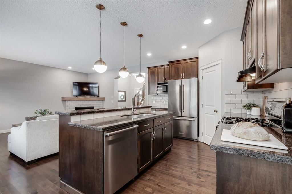 31 St Moritz Terrace SW, Calgary — photo 5 of 46