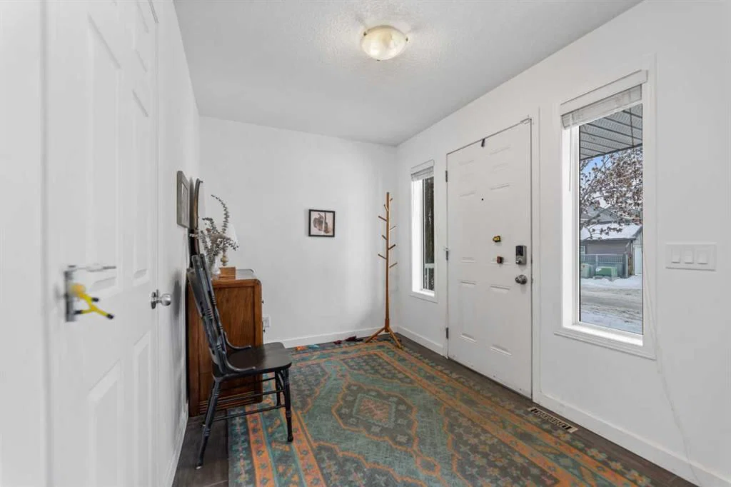 4382 Elgin Avenue SE, Calgary — photo 4 of 34