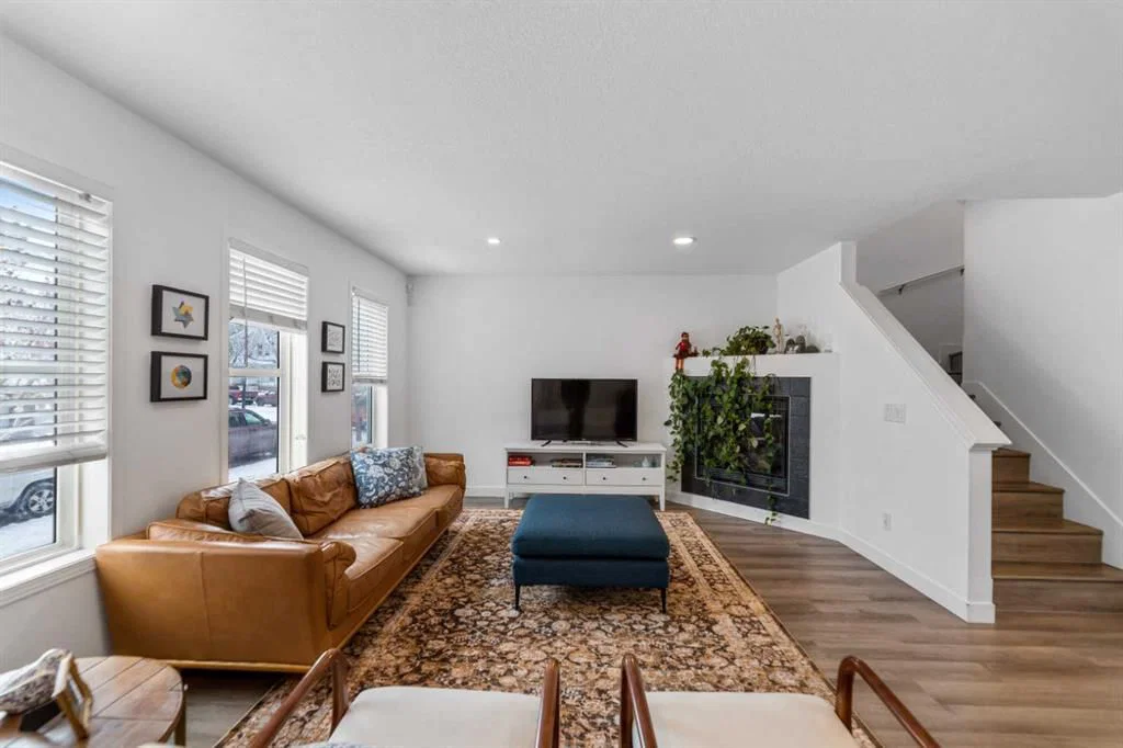 4382 Elgin Avenue SE, Calgary — photo 5 of 34