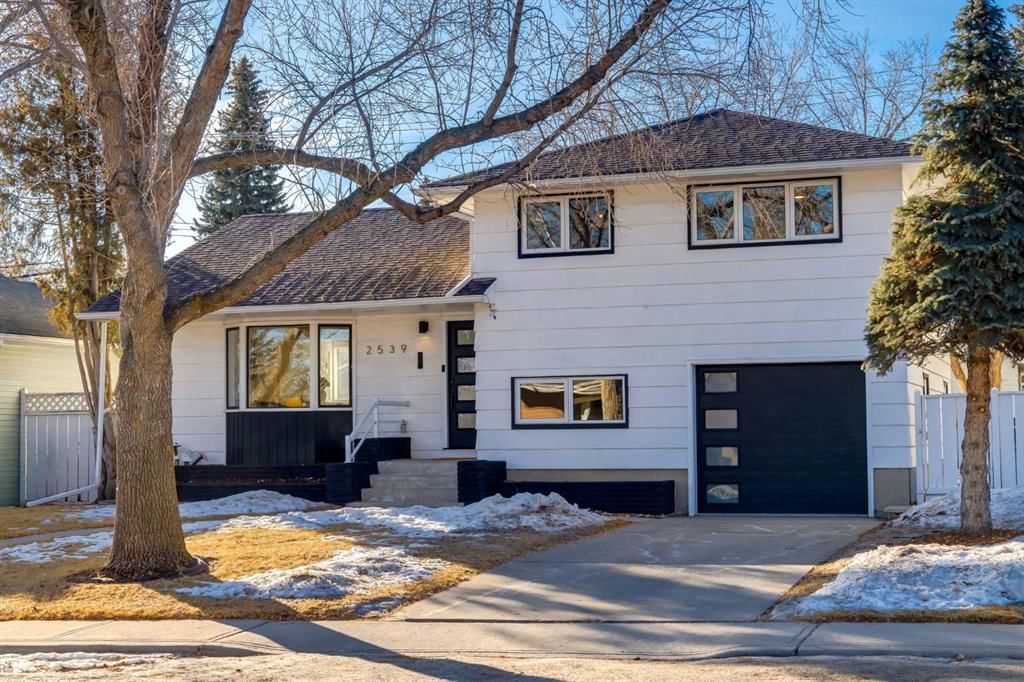 2539 Chicoutimi Drive NW, Calgary — main listing photo