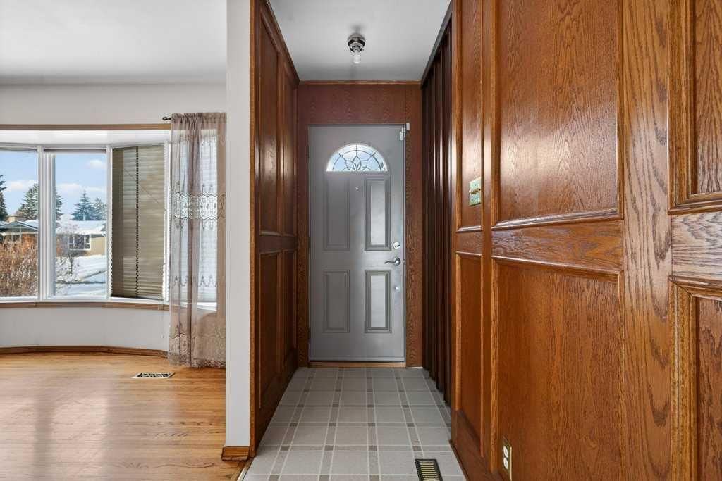 275 Westminster Drive SW, Calgary — photo 2 of 44