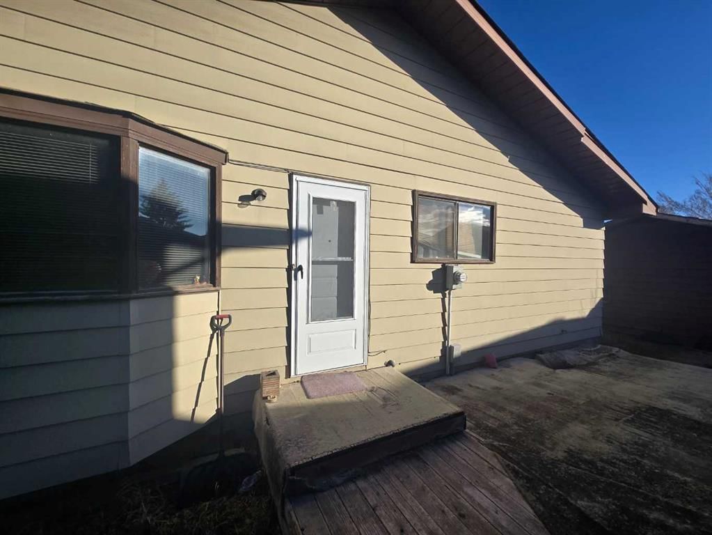 24 Bermuda Road NW, Calgary — photo 2 of 23