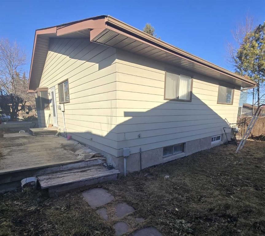24 Bermuda Road NW, Calgary — photo 3 of 23