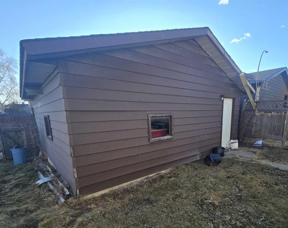 24 Bermuda Road NW, Calgary — photo 4 of 23