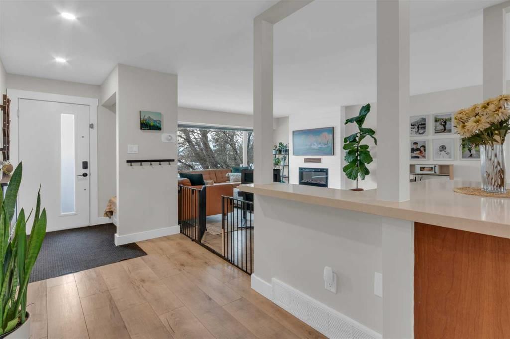 184 Cornwallis Drive NW, Calgary — photo 2 of 40
