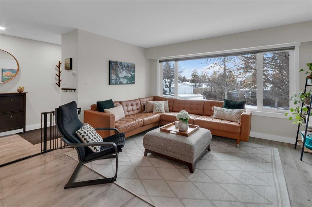 184 Cornwallis Drive NW, Calgary — photo 4 of 40