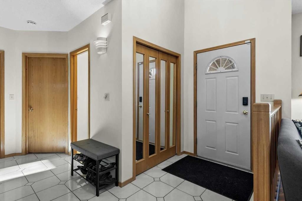 332 Hawkstone Close NW, Calgary — photo 4 of 37