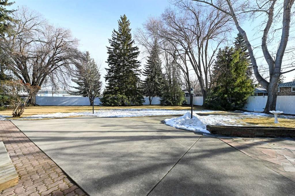 1111 Beverley Boulevard SW, Calgary — photo 3 of 49