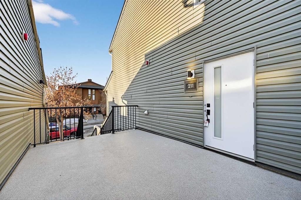 211, 25 Glamis Green SW, Calgary — photo 4 of 32