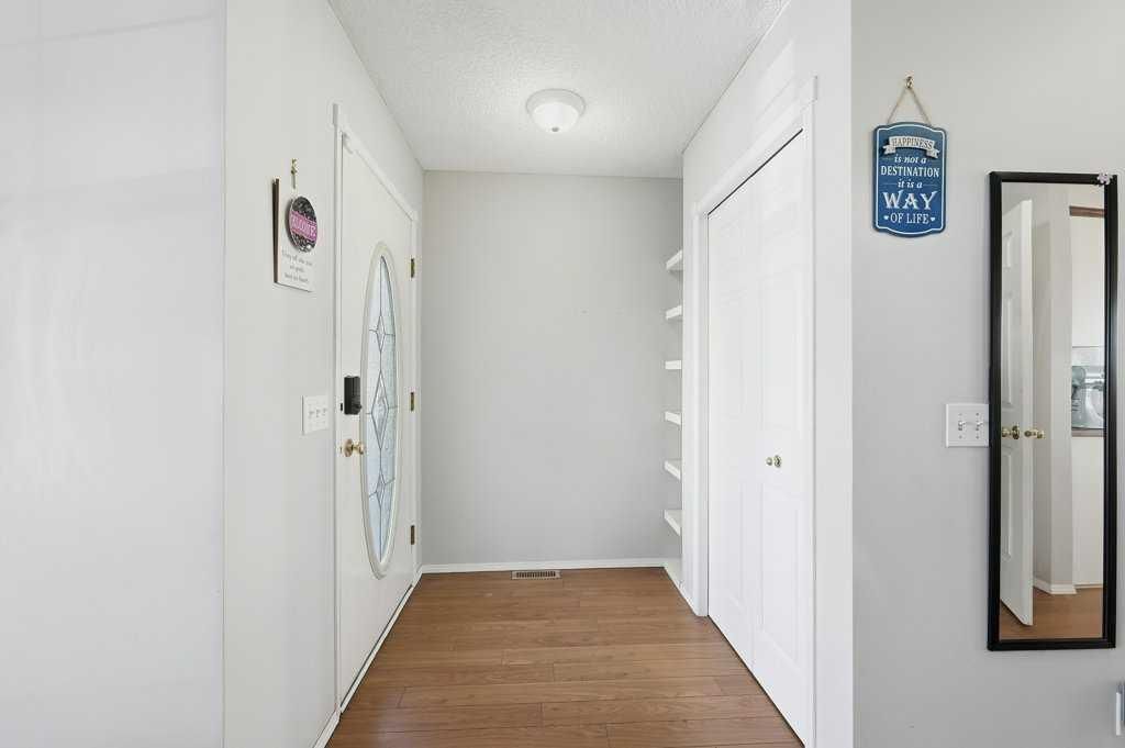 1009 Country Hills Circle NW, Calgary — photo 3 of 44