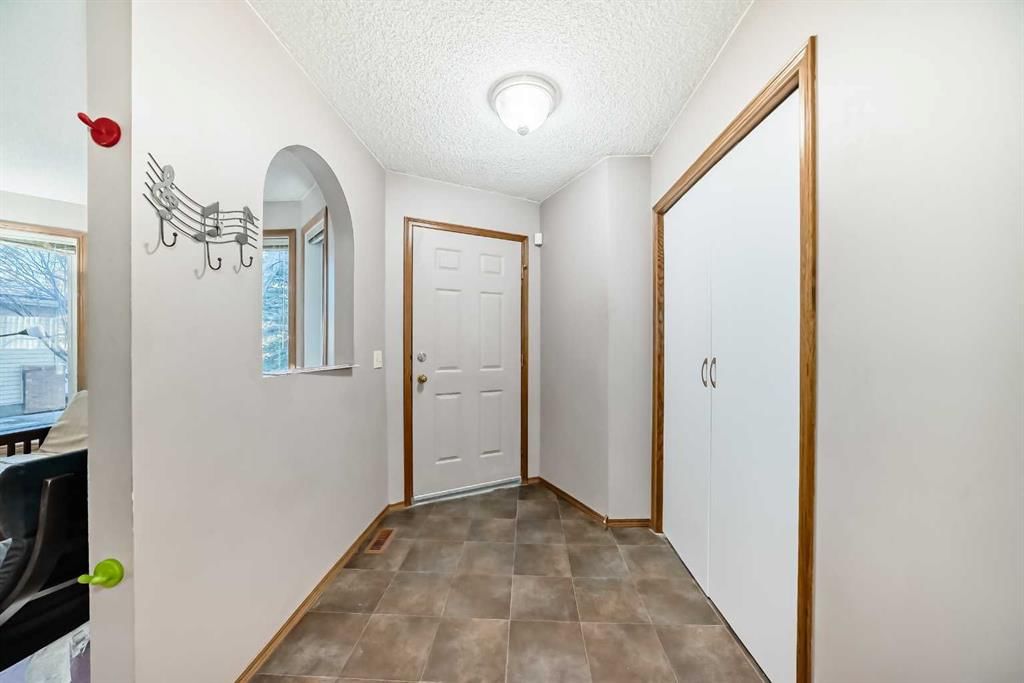 78 Sandringham Way NW, Calgary — photo 2 of 49