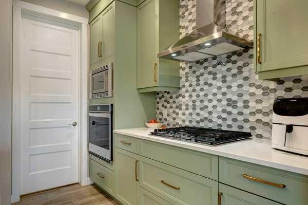 144 Cranbrook Gardens W, Calgary — photo 4 of 35
