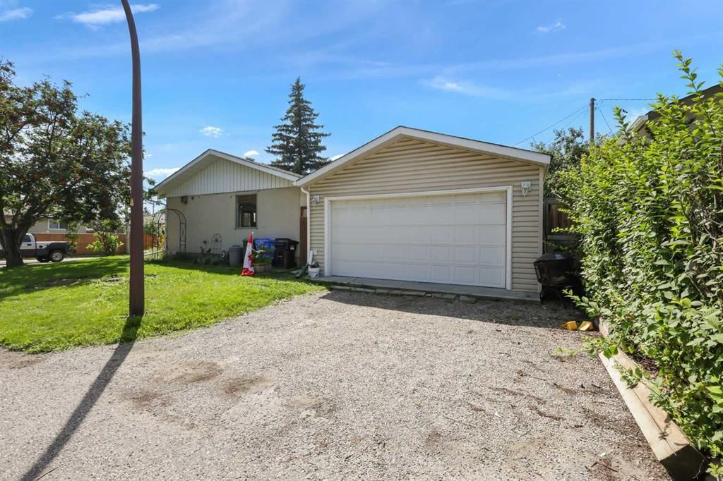 63 Olympia Crescent SE, Calgary — photo 4 of 44