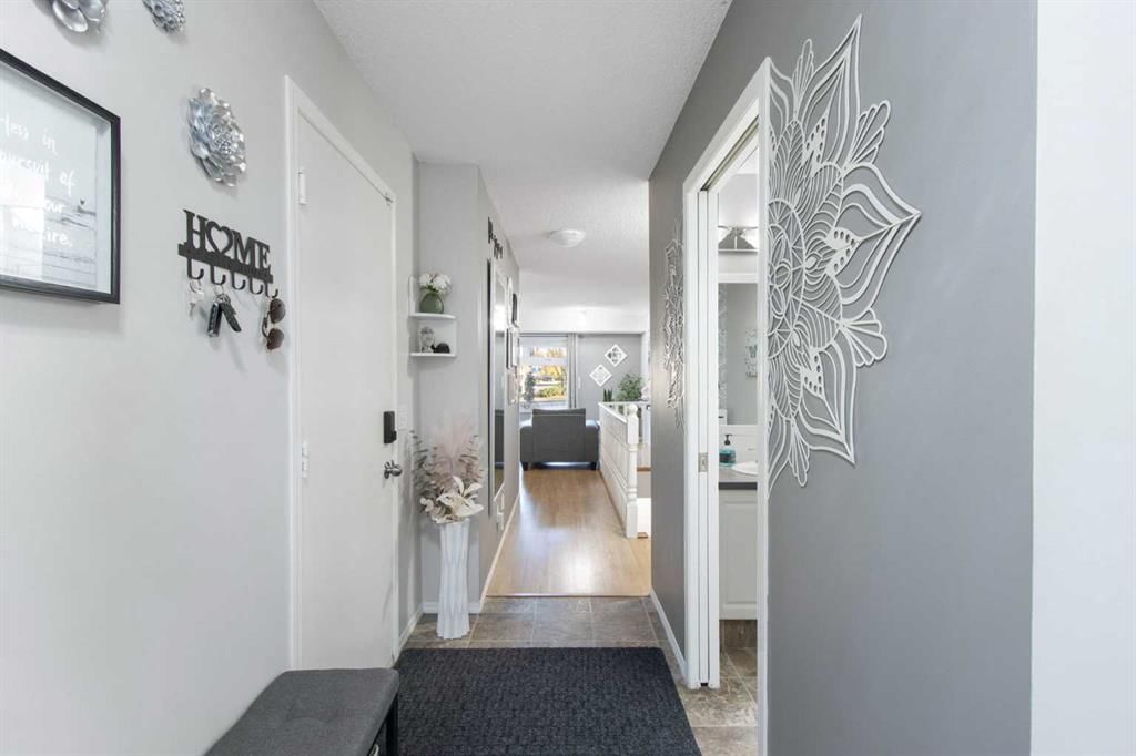 206 Mt Aberdeen Manor SE, Calgary — photo 3 of 35
