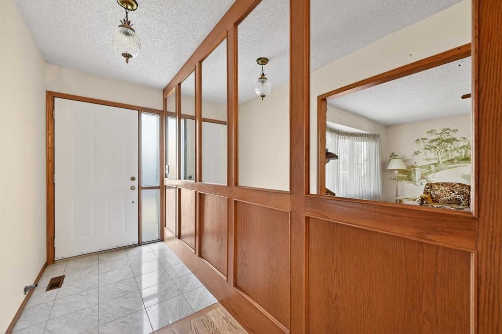 455 24 Avenue NE, Calgary — photo 5 of 50