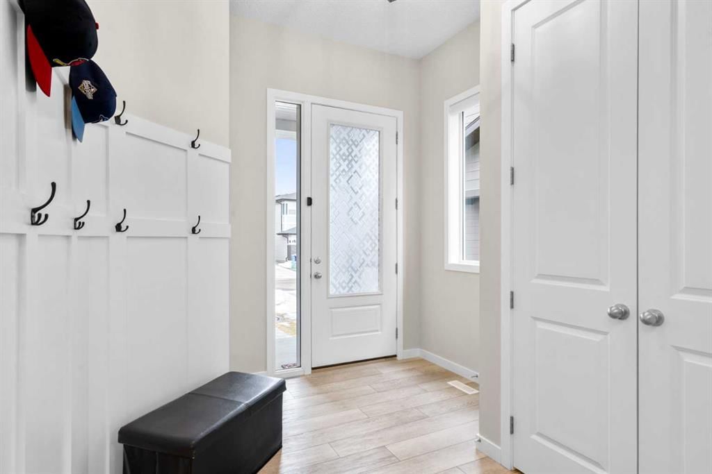 29 Magnolia Manor SE, Calgary — photo 4 of 41