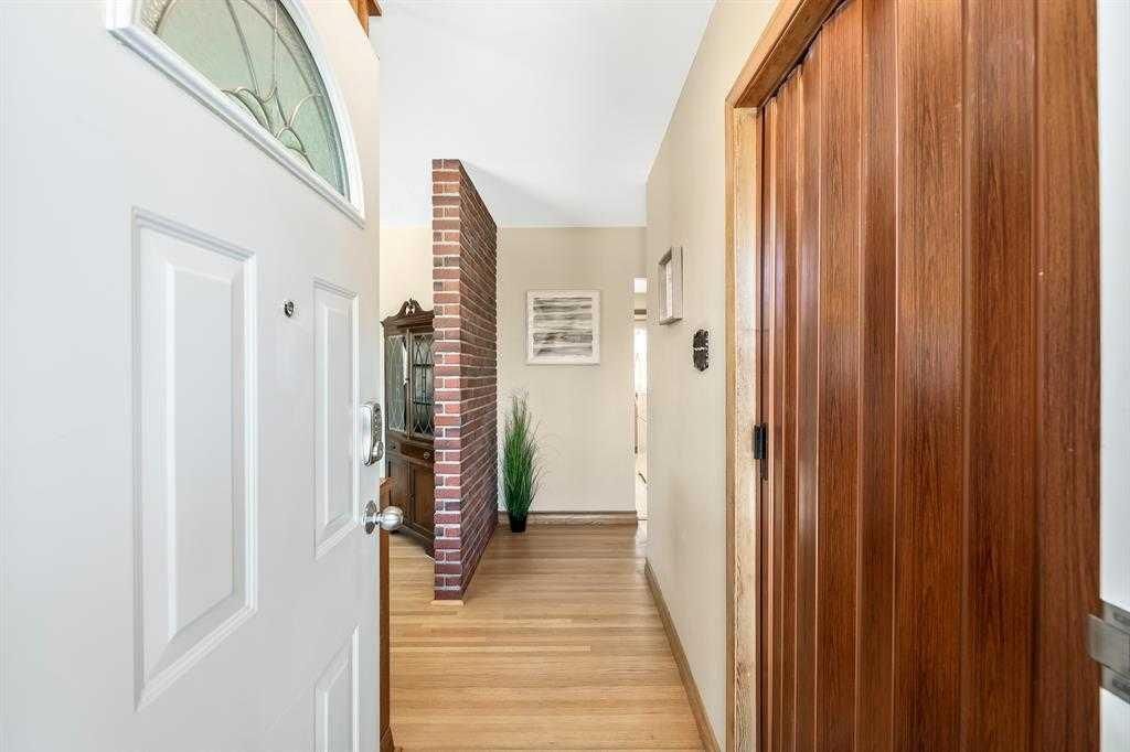22 Montrose Crescent NE, Calgary — photo 2 of 24