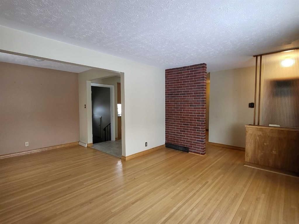 22 Montrose Crescent NE, Calgary — photo 3 of 24