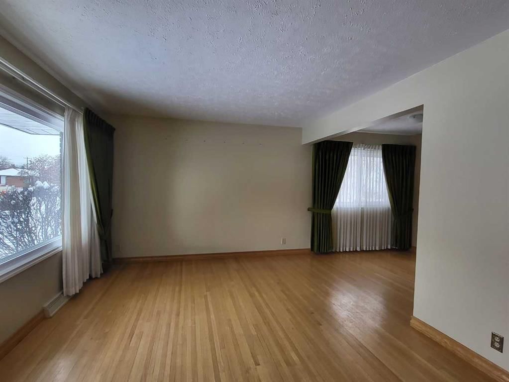 22 Montrose Crescent NE, Calgary — photo 4 of 24