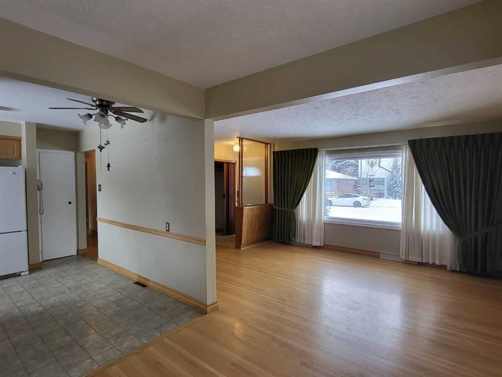 22 Montrose Crescent NE, Calgary — photo 5 of 24
