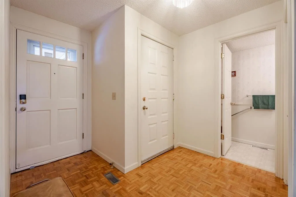 9, 275 Woodridge Drive SW, Calgary — photo 3 of 44