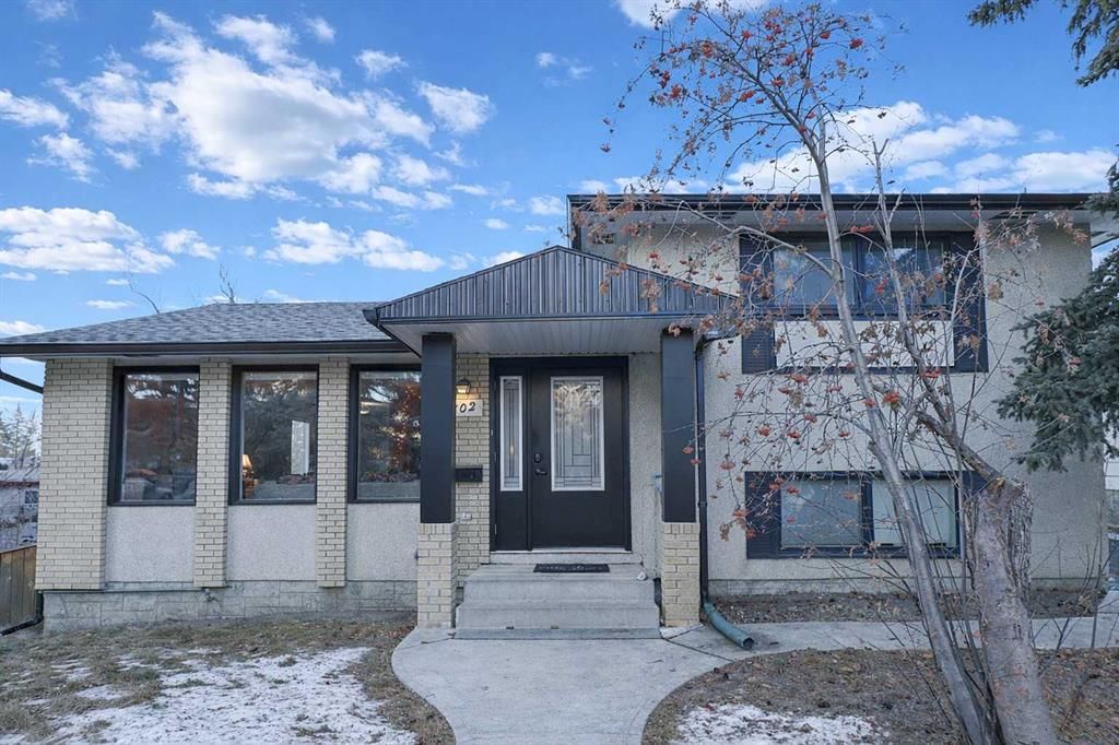 102 Dalgleish Bay NW, Calgary — main listing photo