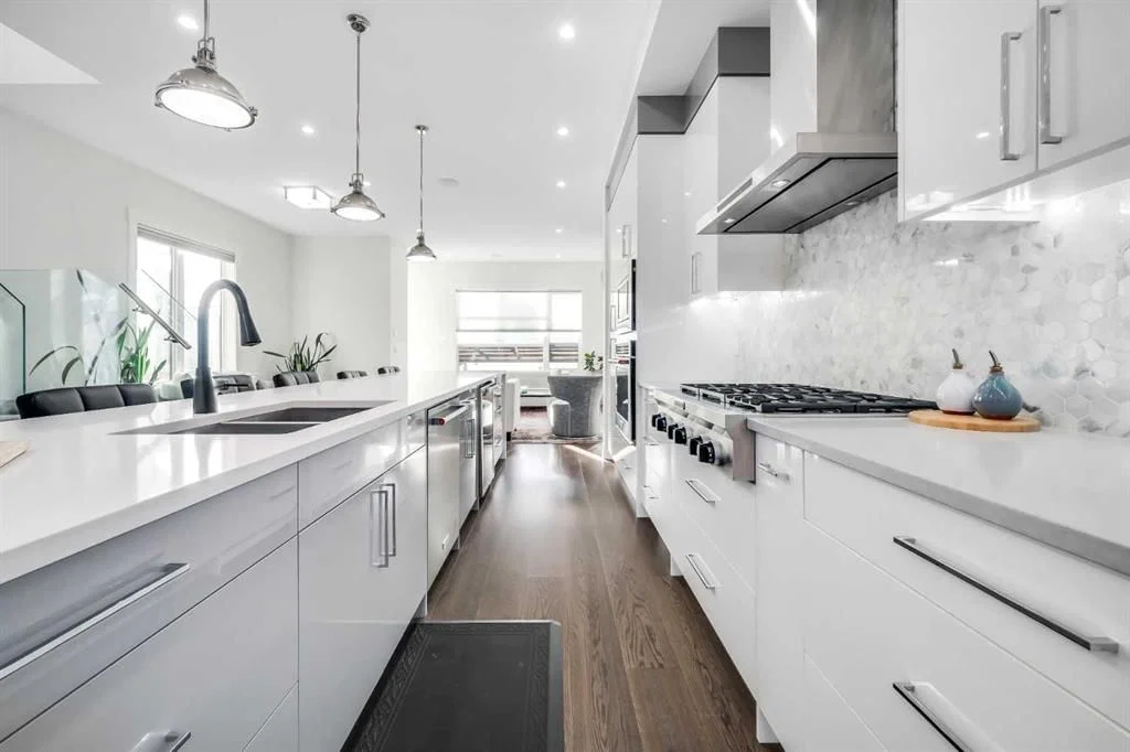 2415 25 Avenue NW, Calgary — photo 4 of 40