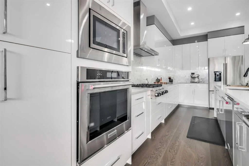 2415 25 Avenue NW, Calgary — photo 5 of 40